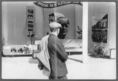 605612 Afbeelding van de stand van het Nederlandsch Agrarisch Front (N.A.F.) op het Vredenburg (op de hoek met de Lange ...